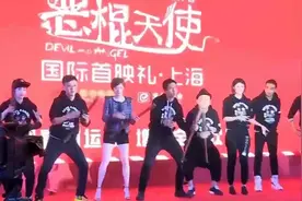 孙俪身穿超短裙现身迪士尼 脚踩恨天高大秀美腿视频封面