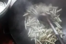 老式火灶炒菜好香，朋友们有这样炒菜过吗？视频封面