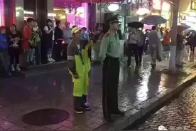 下雨给武警战士撑伞的环卫大爷找到了｜他曾去汶川救灾亲见官兵救援图片