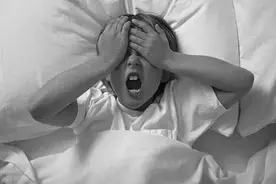 15岁女生因“秀母爱”遭5名女同学施暴，连中考都没法参加！图片