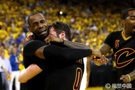 NBA总决赛骑士逆转夺冠 詹姆斯与队友庆祝激动落泪图片