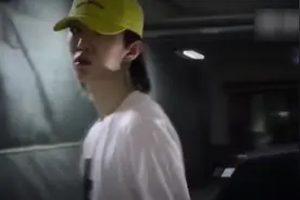 范丞丞送粉丝破520万福利 自曝跳舞把裤子跪脏了