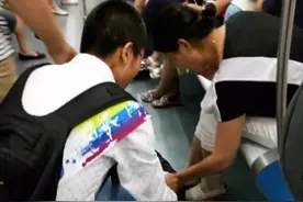平安地铁志愿者开展捡拾“垃圾”环保行动图片