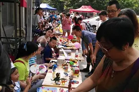 “小鬼当家”献爱心 锦绣社区举行儿童跳蚤市场义卖活动图片