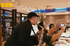 小伙在餐厅里吹起了《Despacito》，气氛瞬间高涨！视频封面