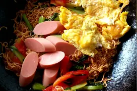 饭店15块一份的炒泡面，在家自己做，加鸡蛋加香肠，比加肉还好吃视频封面