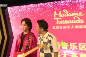 第1时尚-黄家驹蜡像北京揭幕 兄弟聚首引人泪目