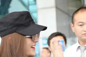 刘亦菲黑超遮面现身机场主动派签名 回头与粉丝Say goodbye超耐撕图片