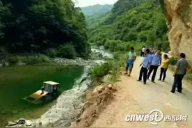 商洛镇安师徒二人驾驶压路机 翻至河中致一死一伤图片