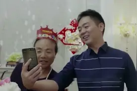 原来刘强东还有个儿子，在美国视频给奶奶祝寿，老人连说谢谢孙子视频封面