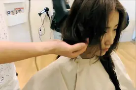宅男发型师为姑娘打造韩式长发卷，简单的热塑烫也深受顾客的喜爱