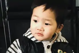 美国夫妇收养中国男孩，记录全过程，看完莫名感动，懂事的小男孩视频封面