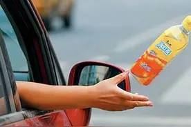 沈阳市民行车记录仪抓拍车窗抛物，可交由环卫部门曝光图片