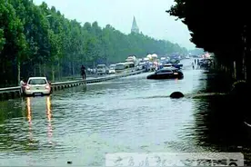 山东雷雨大风致21趟列车晚点 路段交通瘫痪图片