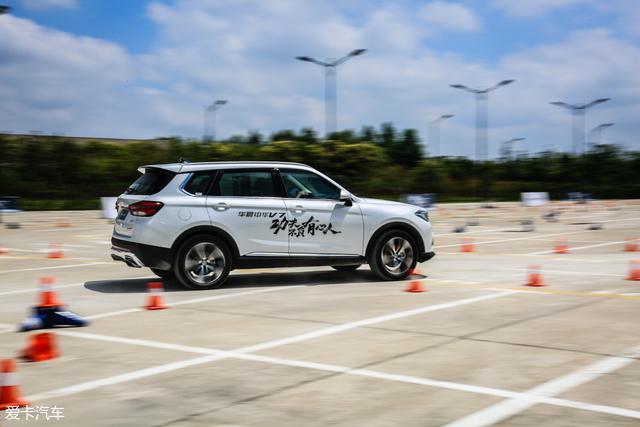 华晨中华V7正式上市 售价10.87万元起