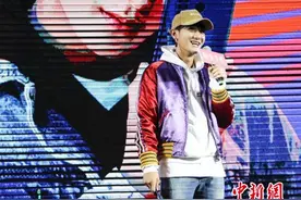 黄子韬现身成都 自拍互动忙不停图片