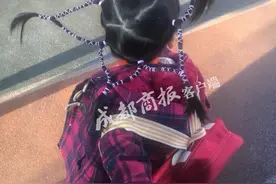 笑炸裂！温江一幼儿园老师为孩子们编蜈蚣辫图片