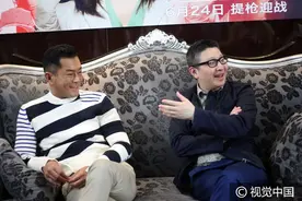 黑白配！古天乐半躺显悠哉 与监制游乃海同框黑肤太抢眼图片