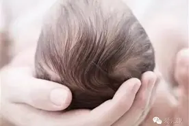 宝宝一洗头就哭闹？如何给宝宝洗头现在学还来得及！图片