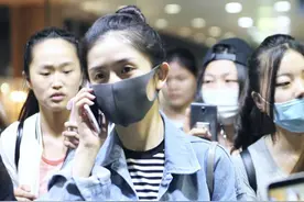 杰锅在哪里？谢娜现身机场被张杰粉包围 一路打电话似在找老公图片