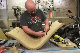 藤椅坐久了发生变形，看男子换上皮筋，多用5年没问题视频封面