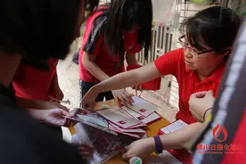 难舍浓浓师生情 含泪告别初中图片