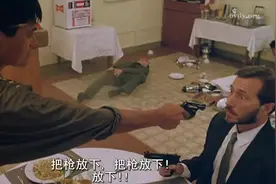 外国人来中国餐馆捣乱要收保护费，还扬言要炸掉餐馆视频封面