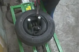 技术工人把废旧的轮胎塞进新胎，难道这样还能继续用吗？视频封面