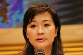 51岁“袁派名伶”方亚芬深圳演讲传艺 白裙飘飘犹如道骨仙风图片