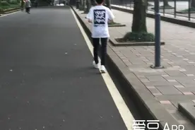 [TFBOYS][新闻]160622 主持人晒王源瘦削背影 点赞粉丝杂志应援图片