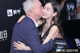 快晓明哥 ！Baby遭导演热拥脸都快被贴歪 不停撩秀发放电图片