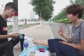骗子新套路，街头20元一次的擦皮鞋骗术，美女被骗200元视频封面