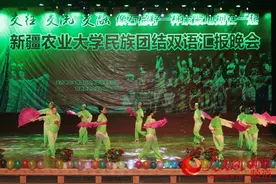 新疆少数民族少女跳扇子舞演绎“各民族都是一家人”图片