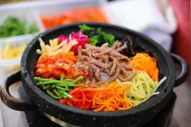 组图清:青岛上演韩餐厨王争霸 第一回合拼拌饭图片