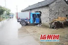 拖拉机打滑冲进老太卧室 梅雨季节行车请记牢这5条！图片