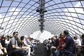 百年 BALENCIAGA 的男装 T 台首秀，这里有 6 个你不能错过的细节图片