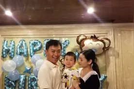 黄海冰的老婆晒照为儿子庆生，一家四口稳稳幸福，让人羡慕视频封面