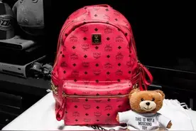 剁手分享传说中的韩国特产：经典款MCM西瓜红双肩通勤包！图片