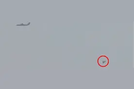 多伦多惊现三角形UFO:紧随一客机图片