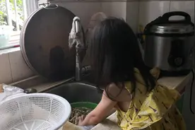 末满三岁的外甥女帮忙洗豆角，瞬间变成个小大人，舅妈直呼好棒呀