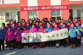 手挽手 肩并肩 同享一片蓝天图片