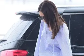 整理鞋的姿势也那么美！少时代允儿飞往中国见粉丝，长腿逆天美爆图片