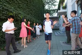 加油！北京中考开考，北京四中校长带领老师集体为考生击掌加油图片