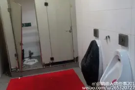 网友吐槽地铁北大街站卫生间“脏得没处下脚”图片