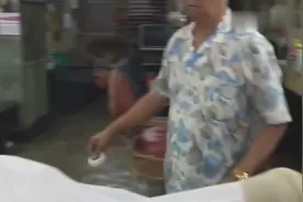 大叔体验泰国刮脸手艺，胡子脏兮兮刮完很干净，清爽又帅气！视频封面