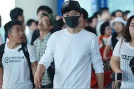 不做闰土！张杰机场戴皮帽型男范儿足 获粉丝簇拥尽显王者风范图片