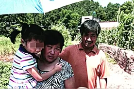 大英一对普通夫妇常年照顾智障弟弟一家 花光积蓄为脑瘫侄女治病图片