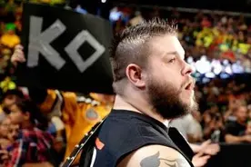 凯文·欧文斯剑指WWE世界重量级冠军头衔图片