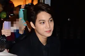 EXO成员KAI粉丝签名会上落泪：会努力不再让自己受伤图片