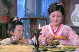 美女想让男子给自己夹菜，小孩都看不过去了，直接说这块肉我要吃视频封面